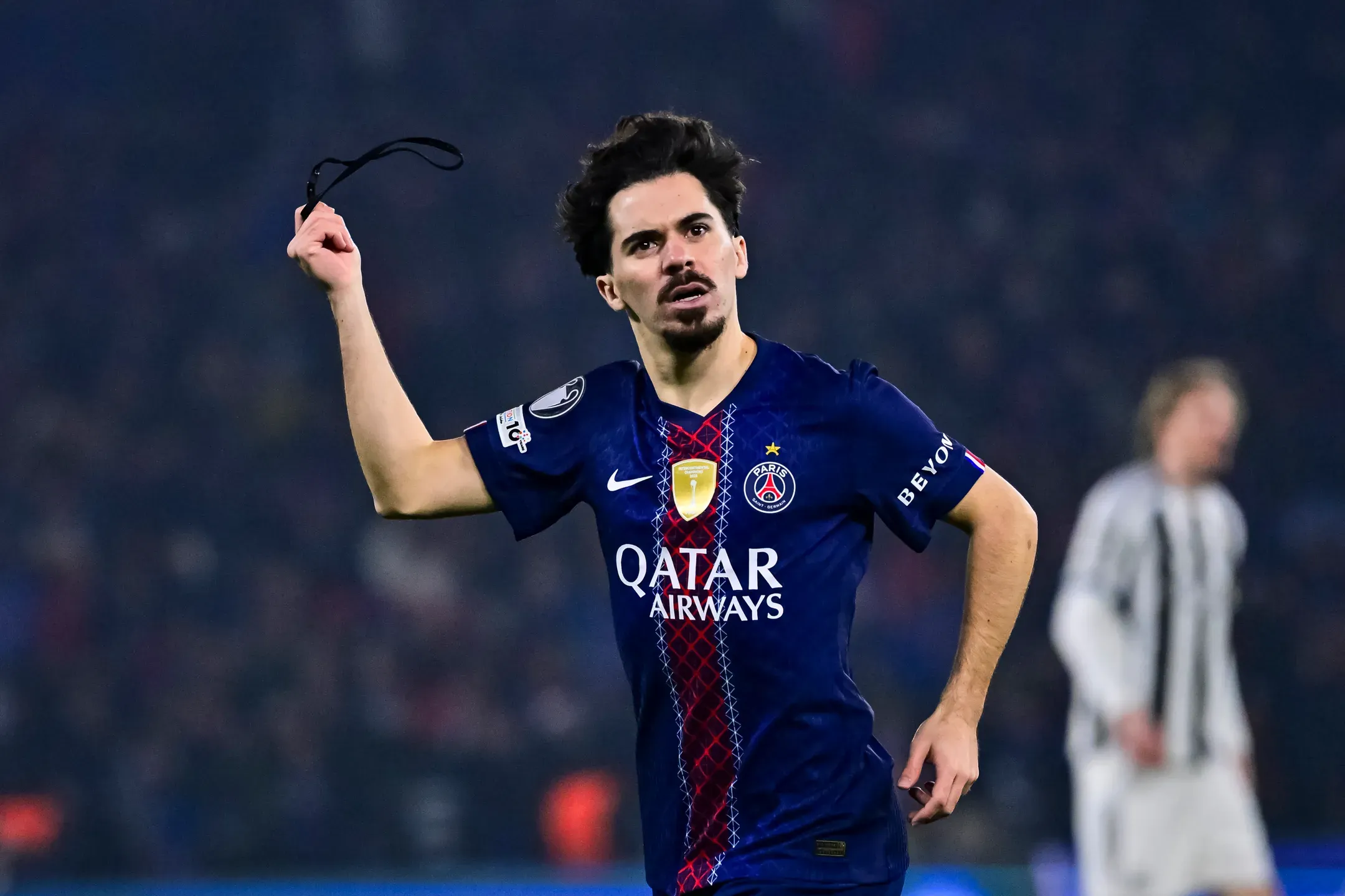 Vitinha ajuda a evitar derrota do PSG